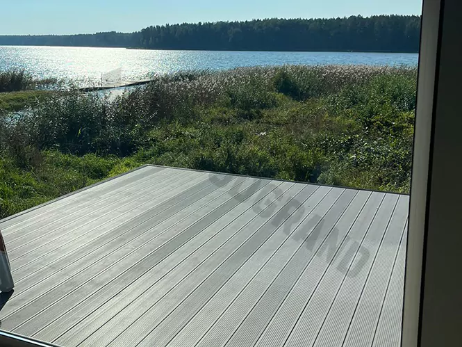 Открытая терраса к дому на берегу реки